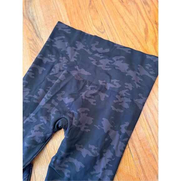 NWT SPANX Look at Me Now Black Camo Leggings Size L - Picture 11 of 14